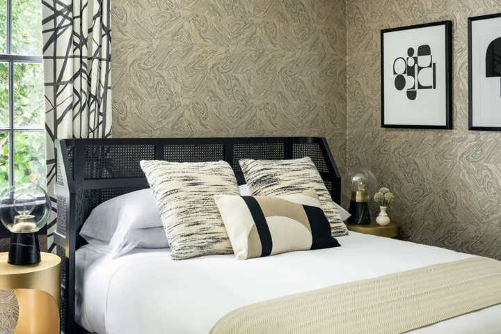 Queen guest room at The Richard
